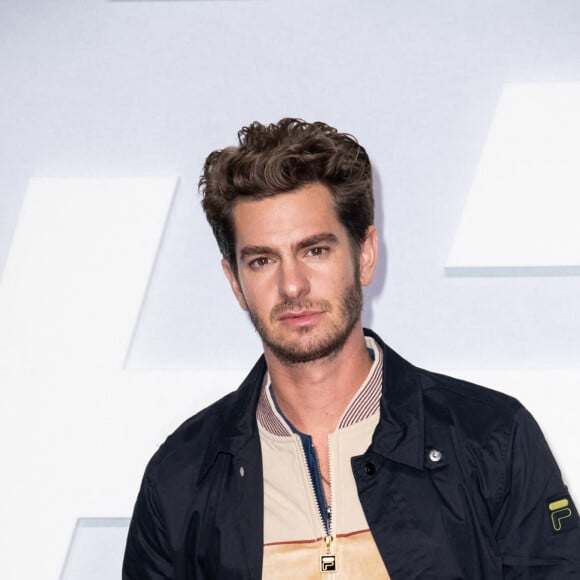 Andrew Garfield au photocall du défilé "Fila X Haider Ackermann" à Manchester, le 17 novembre 2022. 