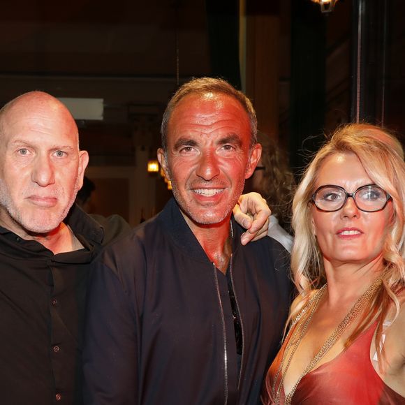 Marc Scalia, Guest, Nikos Aliagas, Carole Fernandez (organisatrice de l'événement) - Soirée "L’Art de Vivre Paris" au Deux Magots à Paris le 26 juin 2023. © Marc Ausset-Lacroix/Bestimage