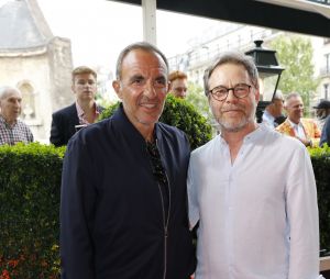 Nikos Aliagas, Guillaume de Tonquédec - Soirée "L’Art de Vivre Paris" au Deux Magots à Paris le 26 juin 2023. © Marc Ausset-Lacroix/Bestimage