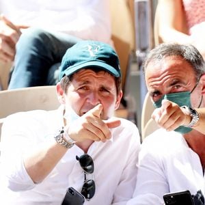 Thomas Sotto et Nikos Aliagas dans les tribunes des Internationaux de France de Roland Garros à Paris le 11 juin 2021. © Dominique Jacovides / Bestimage