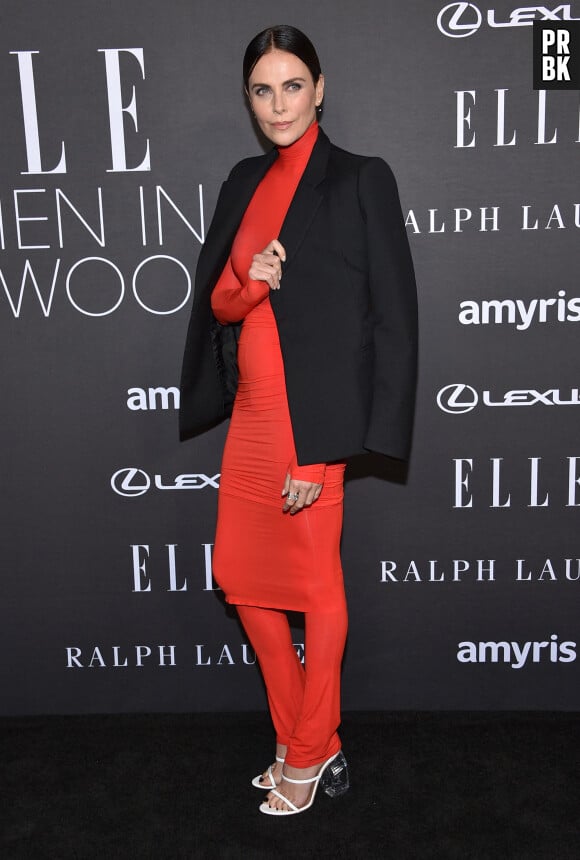 Charlize Theron au photocall de la soirée "ELLE Women in Hollywood" à Los Angeles, le 17 octobre 2022.