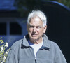 Exclusif - L'acteur Mark Harmon (NCIS) va chercher son courrier à Los Angeles le 3 novembre 2022.  Exclusive Los Angeles, CA, USA. November 03, 2022 Mark Harmon, 71, is seen checking his mailbox outside his Los Angeles home on the afternoon of November 3, 2022. The former star of NCIS wore a gray fleece top, gray t-shirt, khaki pants and sneakers.