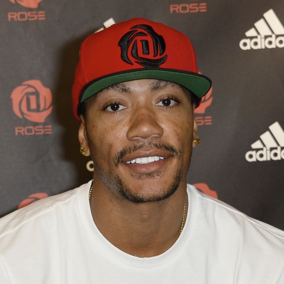 Le meneur de jeu a été filmé à un show du rappeur canadien.
Le joueur de Basket-ball americain Derrick Rose en seance de dedicace a la boutique Adidas des Champs-Elysees a Paris, le 13 juillet 2013.