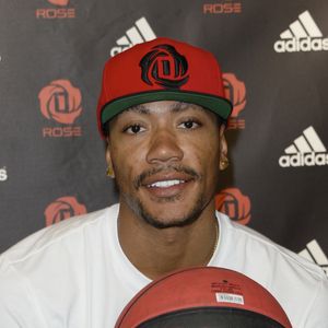 Le joueur de Basket-ball americain Derrick Rose en seance de dedicace a la boutique Adidas des Champs-Elysees a Paris, le 13 juillet 2013.