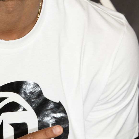 Le joueur de Basket-ball americain Derrick Rose en seance de dedicace a la boutique Adidas des Champs-Elysees a Paris, le 13 juillet 2013.