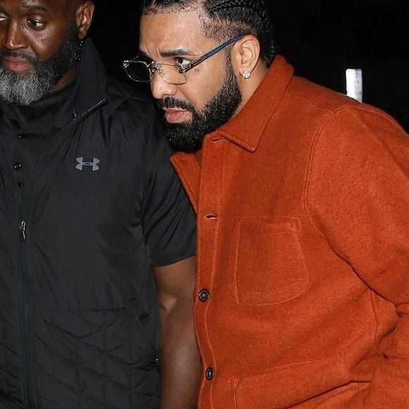 Sauf qu'il était en train de jouer aux échecs en ligne sur son smartphone pendant que Drizzy performait.
Drake à Los Angeles.