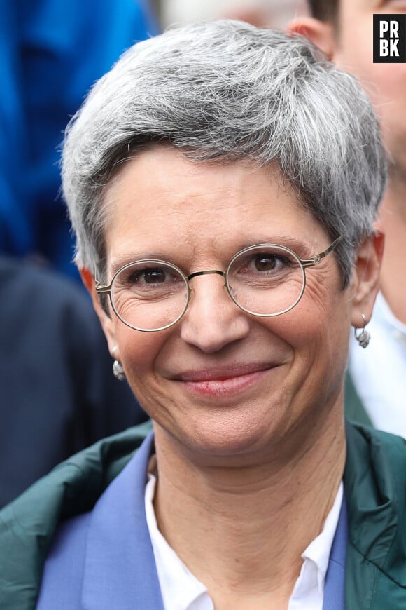 Sandrine Rousseau, députée EELV - Des personnes participent à un rassemblement de soutien aux femmes iraniennes à Paris, France, le 2 octobre 2022. Cette manifestation a lieu suite à la mort de Mahsa Amini, décédée en garde à vue après avoir été détenue par la police des mœurs iranienne, et de Hadis Najafi, abattue lors d'une manifestation en Iran. © Stéphane Lemouton/Bestimage