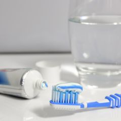 On pensait savoir se brosser les dents depuis toujours, mais on fait TOUS la même erreur qui gâche (presque) tout