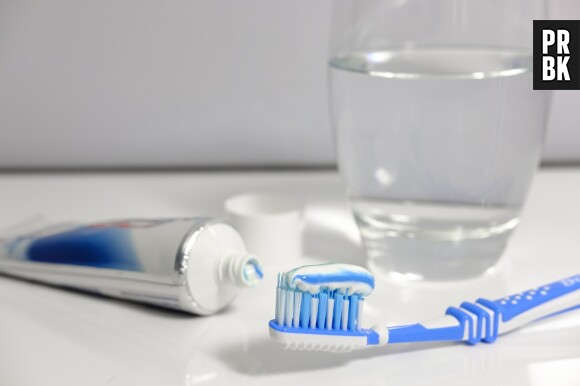 On pensait tous savoir se brosser les dents depuis toujours, mais on fait tous la même erreur qui gâche (presque) tout


