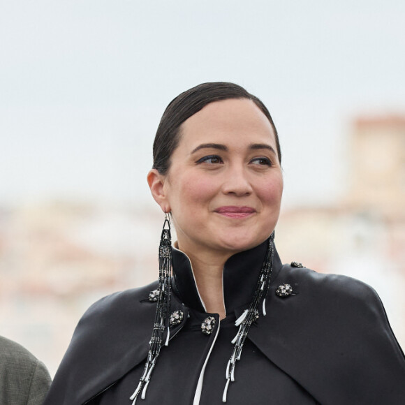 Robert De Niro, Lily Gladstone et Leonardo DiCaprio au photocall du film "Killers Of The Flower Moon" lors du 76ème Festival International du Film de Cannes, au Palais des Festivals à Cannes, France, le 21 mai 2023. © Jacovides-Moreau/Bestimage