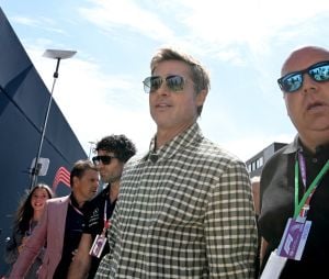 Brad Pitt tourne des scènes de son prochain film, produit par Apple et Jerry Bruckheimer, lors du Grand Prix de Formule 1 de Grande-Bretagne le 9 juillet 2023. © Motorsport Images / Panoramic / Bestimage
