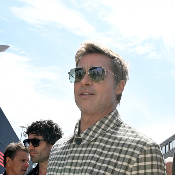 Brad Pitt tourne des scènes de son prochain film, produit par Apple et Jerry Bruckheimer, lors du Grand Prix de Formule 1 de Grande-Bretagne le 9 juillet 2023. © Motorsport Images / Panoramic / Bestimage