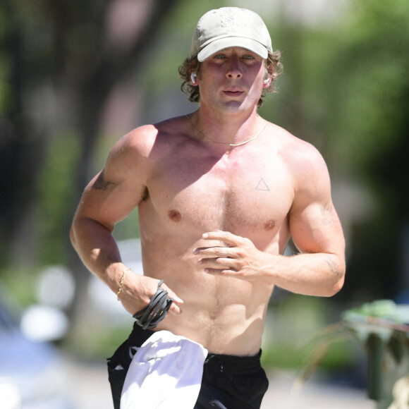 08/27/2023 EXCLUSIVE: Jeremy Allen White shows off his fit physique while on a jog in Los Angeles. The 32 year old American actor when shirtless while taking to the streets for a workout wearing a baseball cap with black shorts, Nike socks and running shoes. 