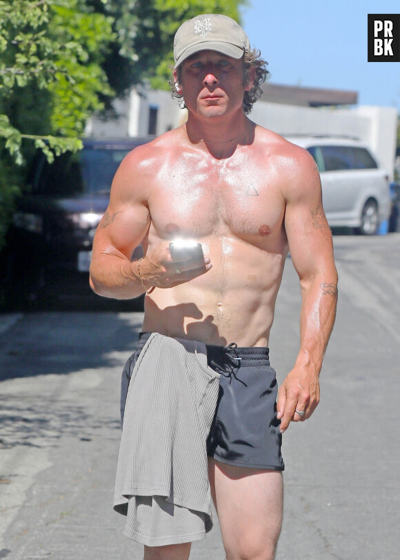 Los Angeles, CA - EXCLUSIVE - "The Bear" Jeremy Allen White shows off his muscles as he enjoys a scenic run in Hollywood Hills. Pictured: Jeremy Allen White