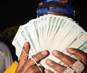 Rick Ross a dépensé pas moins de 100 millions de dollars en seulement 6 mois, et il est un très bon exemple du rappeur qui s'est faire fructifier son argent.