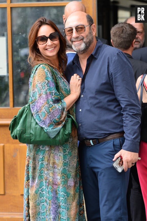 Julia Vignali et son mari Kad Merad - Mariage de Claude Lelouch à la mairie du 18ème à Paris. Le 17 juin 2023