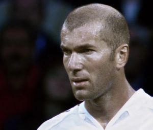 On se rend à la Philharmonie de Paris pour (re)vivre un film unique au monde : Zidane, un portrait du XXIe siècle. La mythique salle de concert de la capitale te propose effectivement de revoir cette captation expérimentale par 17 caméras du corps et des gestes de Zinedine Zidane, en plein match, dans le stade de Santiago Bernabéu de Madrid.