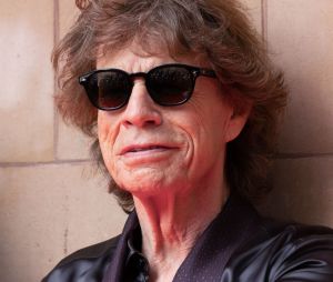 "En 1969, je cherchais une image qui attirerait le regard, et j'ai vu cette image de la langue d'une Kali désincarnée. J'ai pensé qu'elle pouvait être une source d'inspiration. Ensuite, le designer John Pasche a créé cette version moderniste du logo de la langue", a-t-il déclaré.
Mick Jagger à Londres.
