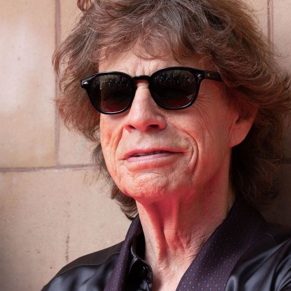 "En 1969, je cherchais une image qui attirerait le regard, et j'ai vu cette image de la langue d'une Kali désincarnée. J'ai pensé qu'elle pouvait être une source d'inspiration. Ensuite, le designer John Pasche a créé cette version moderniste du logo de la langue", a-t-il déclaré.
Mick Jagger à Londres.