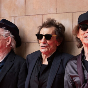 Il s'agit d'une grosse langue écarlate.
Ronnie Wood, Keith Richards et Mick Jagger à Londres.