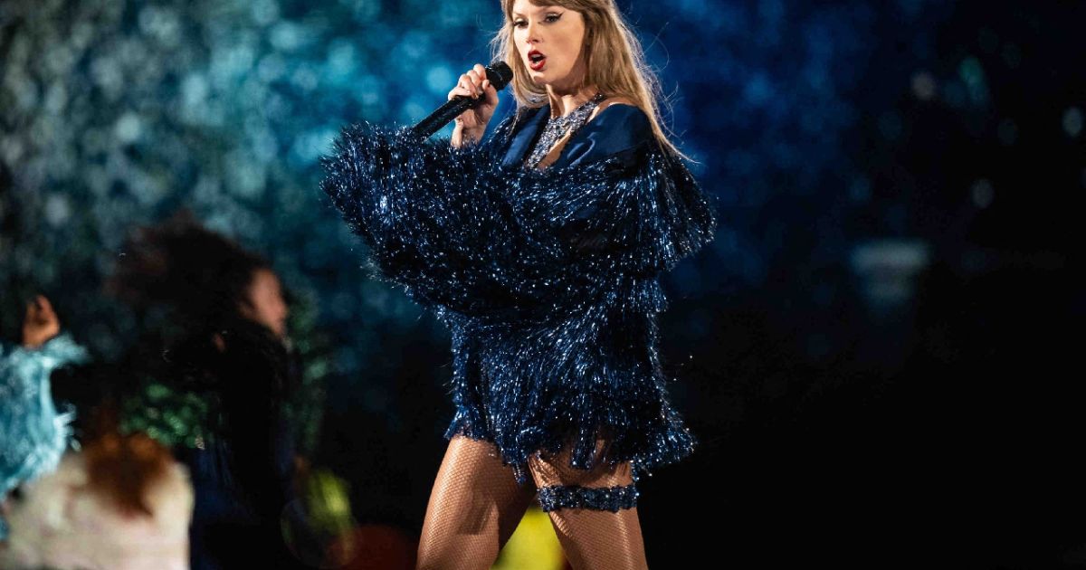 une fan de Taylor Swift âgée de 23 ans décède durant son concert à Rio, la chanteuse réagit… « Elle était incroyablement belle et beaucoup trop jeune » – Purebreak une fan de Taylor Swift âgée de 23 ans décède durant son concert à Rio, la chanteuse réagit… « Elle était incroyablement belle et beaucoup trop jeune » – Purebreak