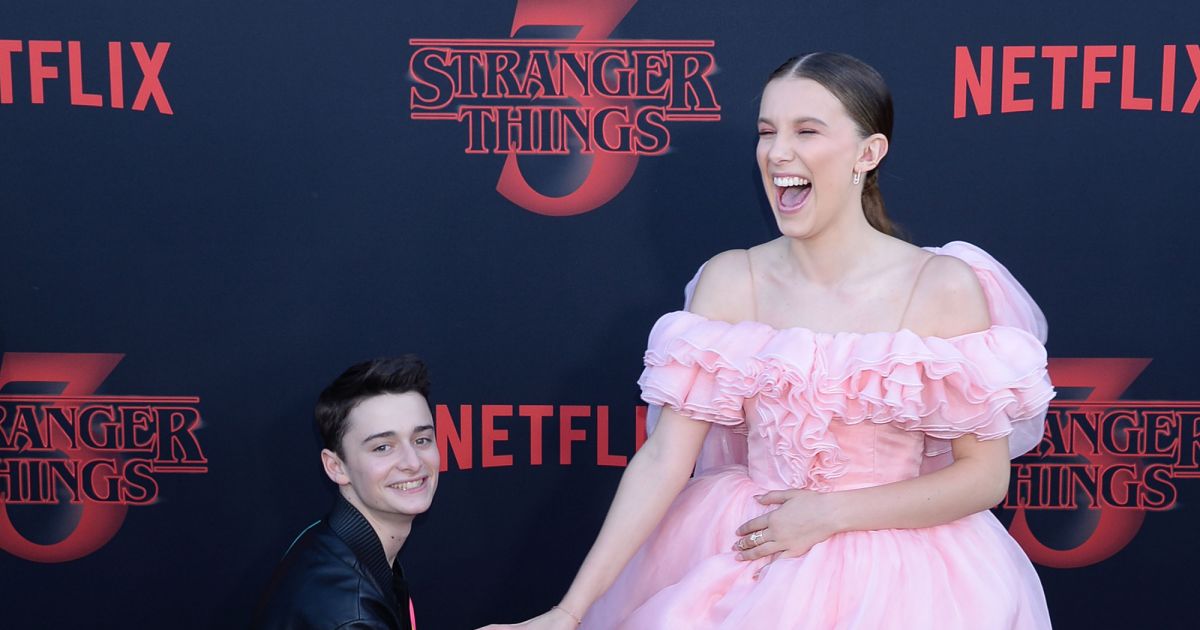 Vivid 'stranger Things' Stars Noah Schnapp & Millie Bobby Brown On De-aging Wallpaper for Your Screen Vivid 'stranger Things' Stars Noah Schnapp & Millie Bobby Brown On De-aging Wallpaper for Your Screen