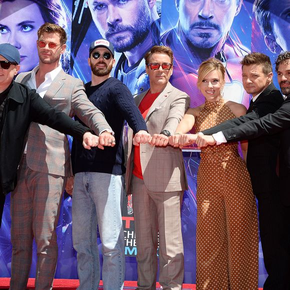 Kevin Feige, Chris Hemsworth, Chris Evans, Robert Downey Jr., Scarlett Johansson, Jeremy Renner et Mark Ruffalo - Toute l’équipe de Marvel Studios Avengers: Endgame laissent leurs empreintes sur le ciment lors d'une cérémonie au Chinese Theatre à Hollywood, Los Angeles, le 23 avril 2019