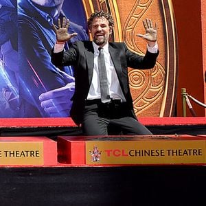 Kevin Feige, Chris Hemsworth, Chris Evans, Robert Downey Jr., Scarlett Johansson, Mark Ruffalo et Jeremy Renner - Toute l’équipe de Marvel Studios Avengers: Endgame laissent leurs empreintes sur le ciment lors d'une cérémonie au Chinese Theatre à Hollywood, Los Angeles, le 23 avril 2019