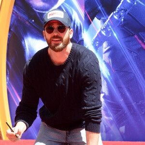 Chris Evans - Toute l’équipe de Marvel Studios Avengers: Endgame laissent leurs empreintes sur le ciment lors d'une cérémonie au Chinese Theatre à Hollywood, Los Angeles, le 23 avril 2019