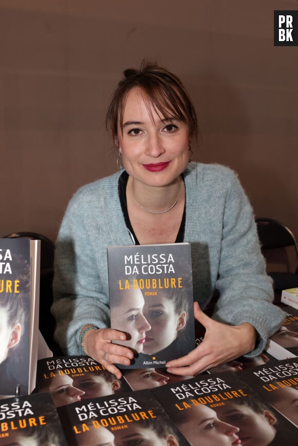 S'il y a 20 ans des noms comme Fred Vargas, Amélie Nothomb (toujours reine en son royaume auprès d'une communauté fervente de fans) et Anna Gavalda résonnaient comme les valeurs assurées de la littérature francophone, il faut désormais compter sur des autrices comme Virginie Grimaldi, Aurélie Valognes, Marie Vareille et ... Mélissa Da Costa, donc !
Melissa Da Costa - Personnalités à la 40ème Foire du Livre de Brive-la-Gaillarde. Le 5 novembre 2022 © Jean-Marc Lhomer / Bestimage