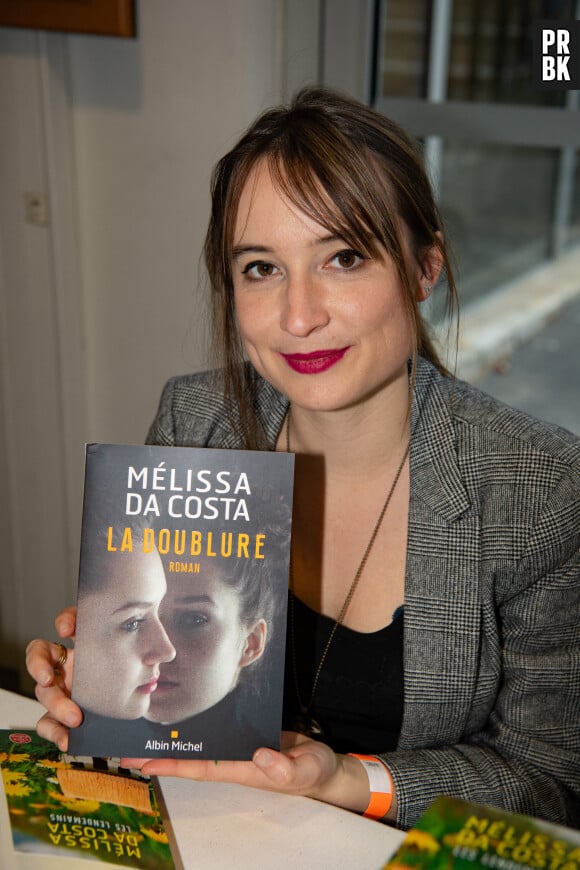 Exclusif - L'auteur Mélissa Da Costa pour son roman “ La Doublure “ aux éditions Albin Michel - Festival du livre 2022 de Marseille le 26 novembre 2022. © Patrick Carpentier/Bestimage