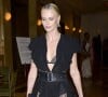 Charlize Theron, vêtue d'une robe en dentelle, assiste à un dîner des pré-Oscars à Los Angeles, le 10 mars 2023.