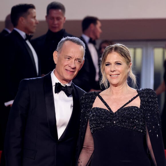 Tom Hanks et sa femme Rita Wilson - Descente des marches du film « Asteroid City » lors du 76ème Festival International du Film de Cannes, au Palais des Festivals à Cannes. Le 23 mai 2023 © Jacovides-Moreau / Bestimage