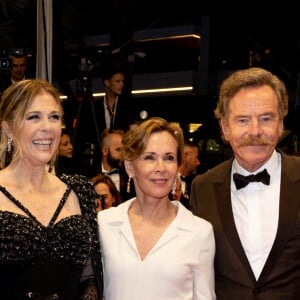 Tom Hanks, sa femme Rita Wilson avec Bryan Cranston et sa femme Robin Dearden - Descente des marches du film « Asteroid City » lors du 76ème Festival International du Film de Cannes, au Palais des Festivals à Cannes. Le 23 mai 2023 © Jacovides-Moreau / Bestimage