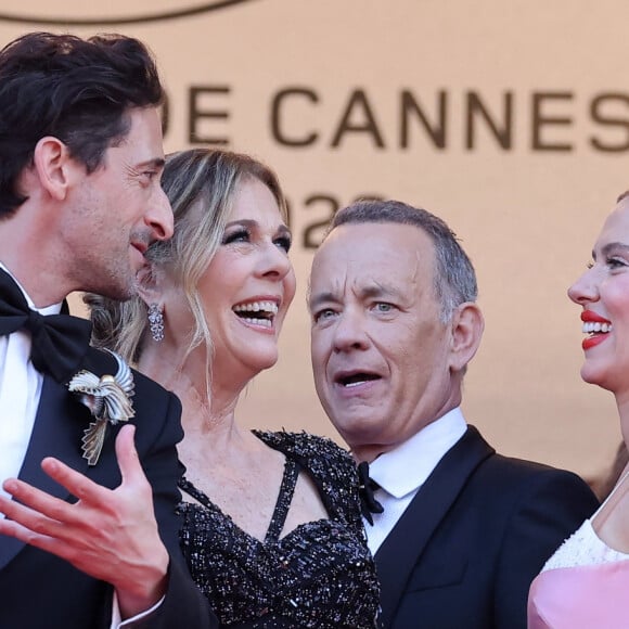 Adrien Brody (broche de la maison de Joaillerie Elsa Jin), Rita Wilson et son mari Tom Hanks, Scarlett Johansson - Montée des marches du film « Asteroid City » lors du 76ème Festival International du Film de Cannes, au Palais des Festivals à Cannes. Le 23 mai 2023 © Jacovides-Moreau / Bestimage