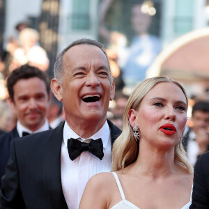 Tom Hanks, Scarlett Johansson - Montée des marches du film « Asteroid City » lors du 76ème Festival International du Film de Cannes, au Palais des Festivals à Cannes. Le 23 mai 2023 © Jacovides-Moreau / Bestimage