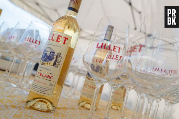 Parmi les nombreuses bonnes raisons d'arrêter l'alcool, même à petits pas - on pourrait aussi aborder la façon dont l'alcool, comme l'alimentation grasse, alourdit notre sommeil et donc fatalement, notre réveil.
Lillet, aperitif de la marque Pernod Ricard en degustation sur un stand dans un salon - Photo by Macareux/ANDBZ/ABACAPRESS.COM