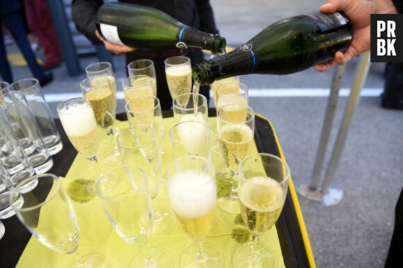 Ceremonie d'inauguration d'une usine. Ambiance cocktail d'entreprise Flutes et bouteilles de champagne - Photo by Apaydin A/ANDBZ/ABACAPRESS.COM