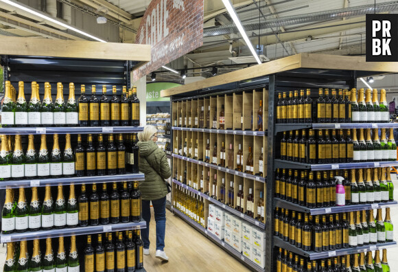 Ales (30): Ouverture du premier magasin a l'enseigne "Toujust" ( 01/03/2023). Cliente au rayon Cave, vins et spiritueux - Photo by Lefrancq G/ANDBZ/ABACAPRESS.COM