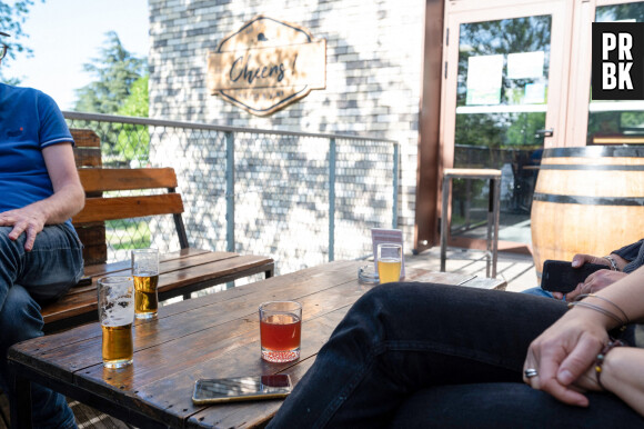 Aperitif, consommation d'alcool entre amis - Photo by Delmarty J/ANDBZ/ABACAPRESS.COM