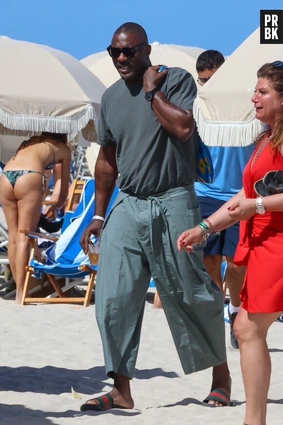 Idris Elba et sa femme Sabrina profitent d'une pause ensoleillée sur une plage de Miami le 23 mars 2023.