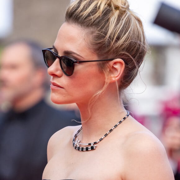 "J'ai détesté faire ce film. Je ne sais pas quoi dire d'autre", a simplement avoué l'actrice. Ouch. Selon la star, il s'agit même d'un "petit film". Même si... "Ca semblait être une bonne idée à l'époque".  
Kristen Stewart - Montée des marches du film " L'Innocent " lors du 75ème Festival International du Film de Cannes. Le 24 mai 2022 © Olivier Borde / Bestimage 