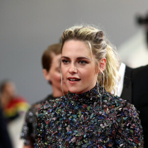 Si Kristen Stewart s'épanouit désormais davantage dans le cinéma indépendant, moins hétéronormée et beaucoup plus à même de visibiliser les personnalités queer notamment (sans parler des visions d'auteur qui vont avec), on espère quand même la revoir un jour dans un film d'action. Et un bon si possible.
Kristen Stewart - Descente des marches du film " Les crimes du futur " lors du 75ème Festival International du Film de Cannes. Le 23 mai 2022 © Dominique Jacovides / Bestimage 