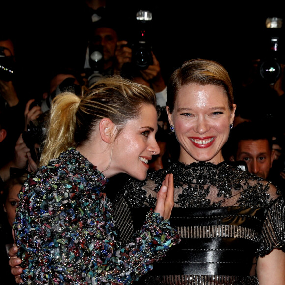 A savoir ? Offrir un habile contrepoint aux deux volets originaux de McG (avec Cameron Diaz, Lucy Liu et Drew Barrymore) en proposant un film d'action légèrement plus féministe, qui sexualiserait moins à outrance ses actrices.
Kristen Stewart et Léa Seydoux - Descente des marches du film " Les crimes du futur " lors du 75ème Festival International du Film de Cannes. Le 23 mai 2022 © Dominique Jacovides / Bestimage 