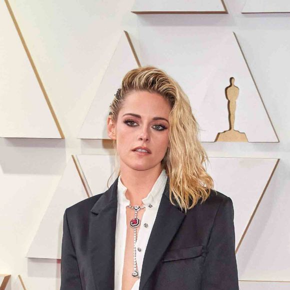 En couv' du dernier Variety, et au coeur d'un long portrait, l'éternelle Bella de Twilight, qui a depuis tourné avec certains des plus prestigieux auteurs européens (Olivier Assayas, Pablo Larrain), et incarné ni plus ni moins que Joan Jett et Lady Di, est revenue sur un moment de sa carrière qu'elle préférerait certainement oublier.
Info - Kristen Stewart présidera le jury du festival de Berlin - Kristen Stewart lors de la 94ème édition de la cérémonie des Oscars au théâtre Dolby, à Los Angeles, Californie, Etats-Unis, le 27 mars 2022.