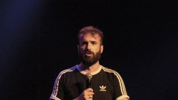 Inédit à la télé : "Incroyablement drôle", noté 9/10... Si vous voulez rire ce soir, ne ratez pas Tant pis sur CStar