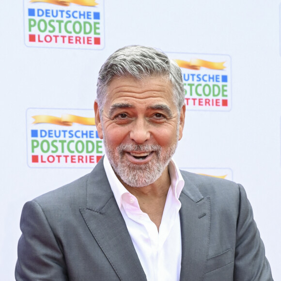 George Clooney lors du gala de charité "Deutschen Postcode Lotterie" à Dusseldorf, le 24 mai 2023.