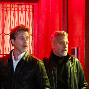 Brad Pitt et George Clooney tournent une scène du film "Wolves" dans le quartier de Chinatown à New York le 17 février 2023.