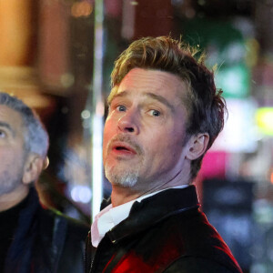 Brad Pitt et George Clooney sur le tournage du film "Wolves" dans le quartier de Chinatown à New York le 17 février 2023.