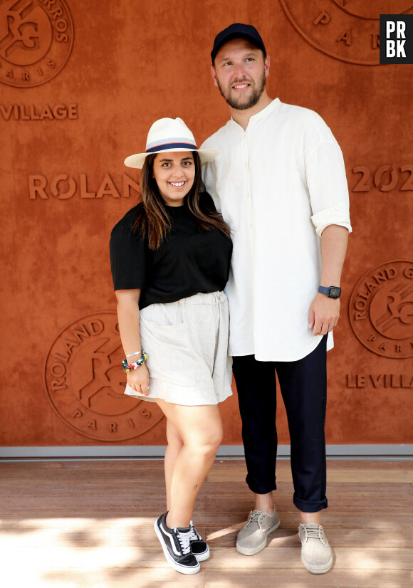 Inés Reg et Kevin Debonne - People au village lors des Internationaux de France de Tennis de Roland Garros à Paris. Le 10 juin 2021 © Dominique Jacovides / Bestimage